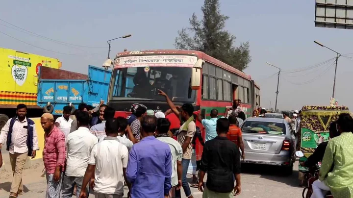 পূর্বাচলে অটোচালকদের বিক্ষোভ, পুলিশকে বেধড়ক পিটুনি